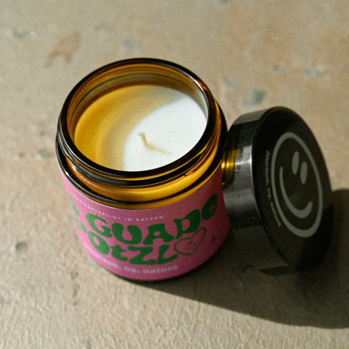 Ois guade Spotzl | Bayerische Spruchkerze 95g
