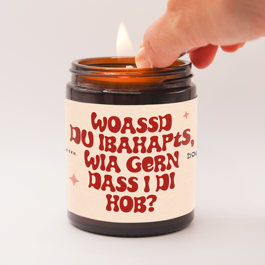 Eine Kerze die gerade angezündet wird mit der Aufschrift: Woasst du ibahapts, wiea gern dass i di hob?