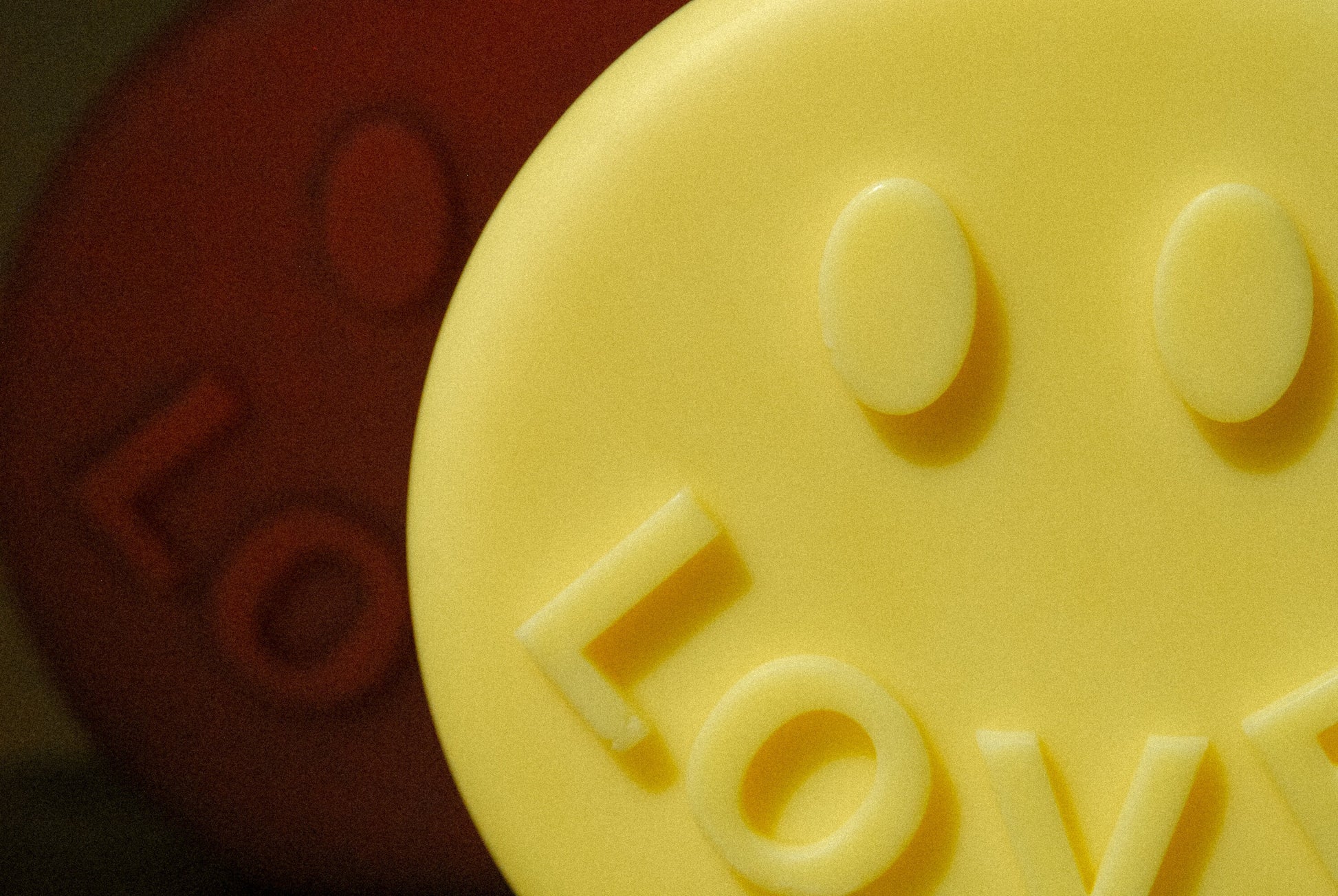 Nahaufnahme von zwei Kerzen in Smileyform und der Aufschrift LOVE