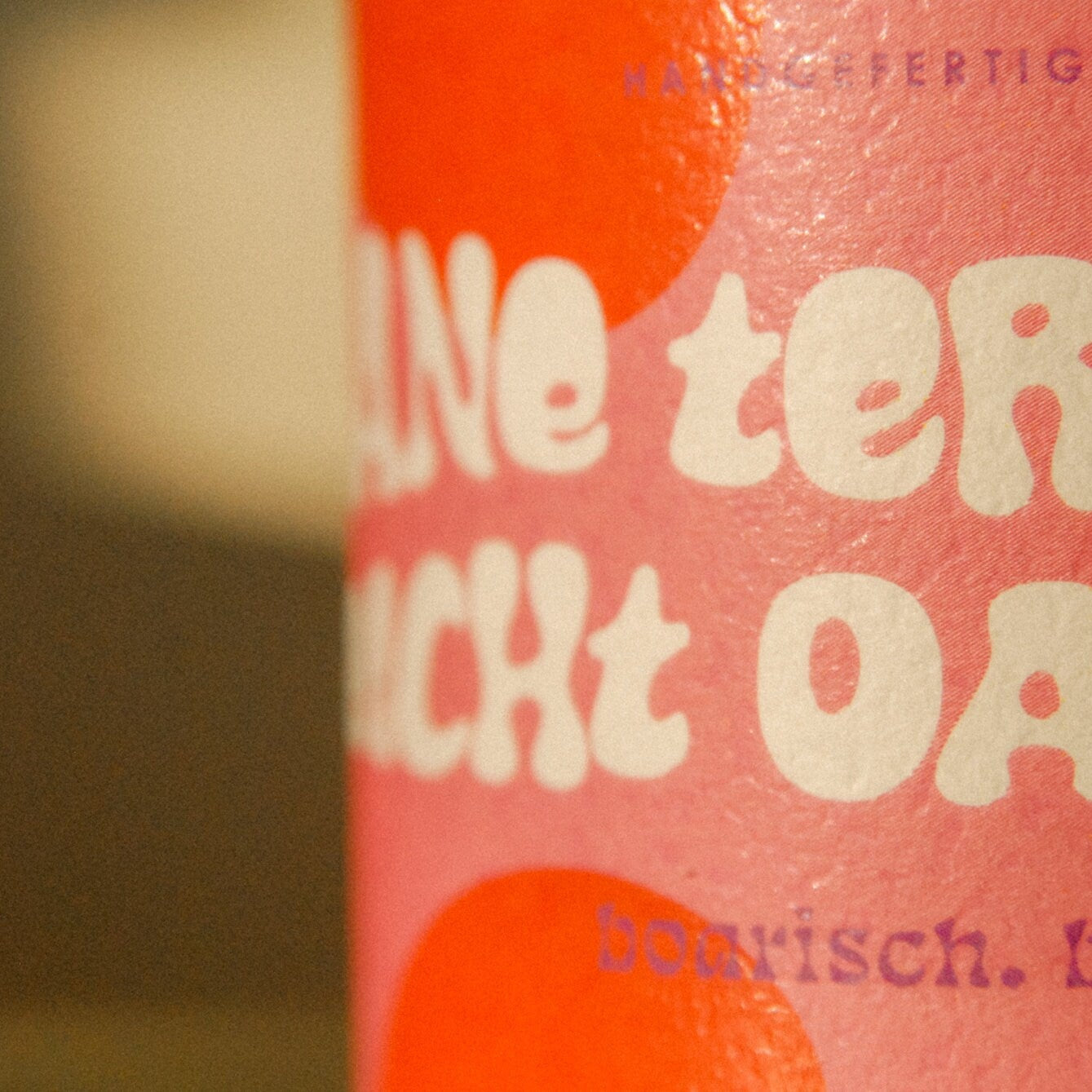 Koane Termine und leicht oan sitzen | Bayerische Spruchkerze 140g